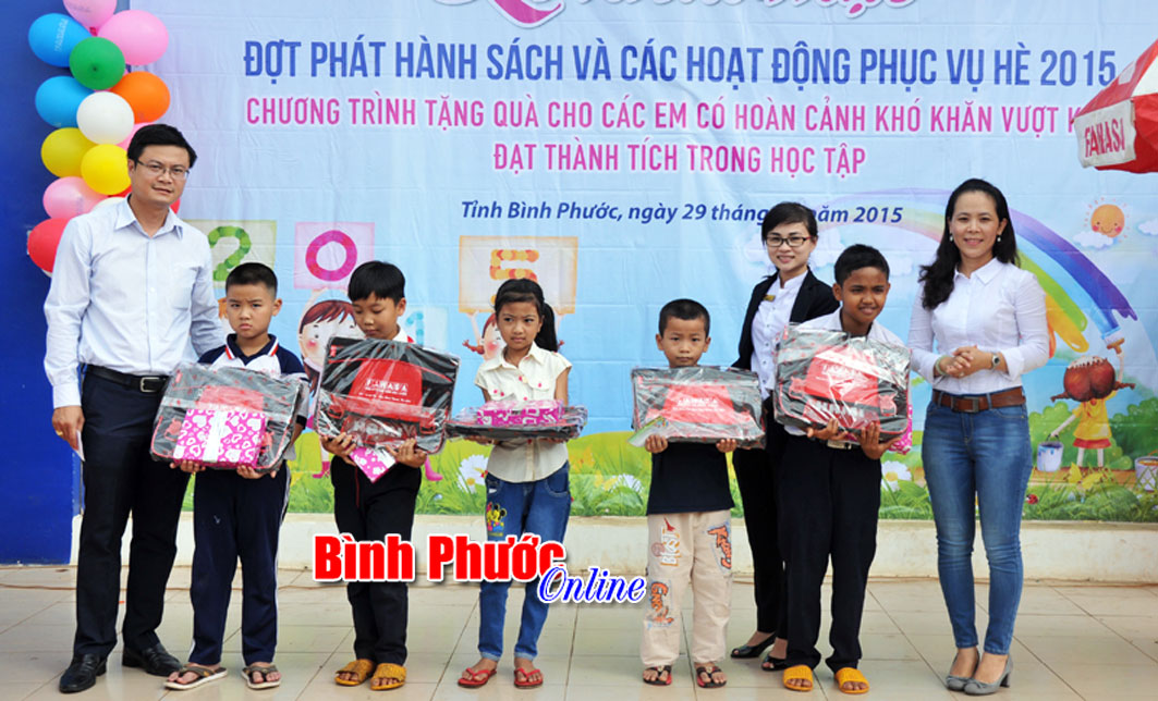 Fahasa tặng 100 phần quà cho học sinh vượt khó học tốt