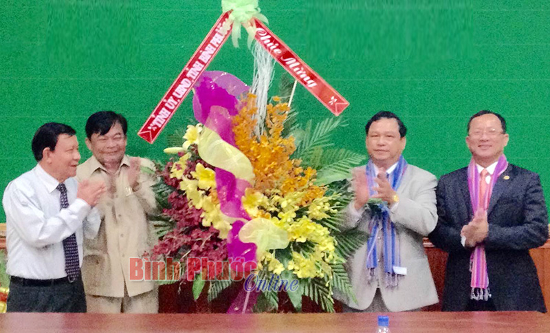 Đo&agrave;n đại biểu tỉnh B&igrave;nh Phước thăm v&agrave; ch&uacute;c tết cổ truyền Ch&ocirc;l Chnăm Thm&acirc;y tại tỉnh Krat&iacute;e