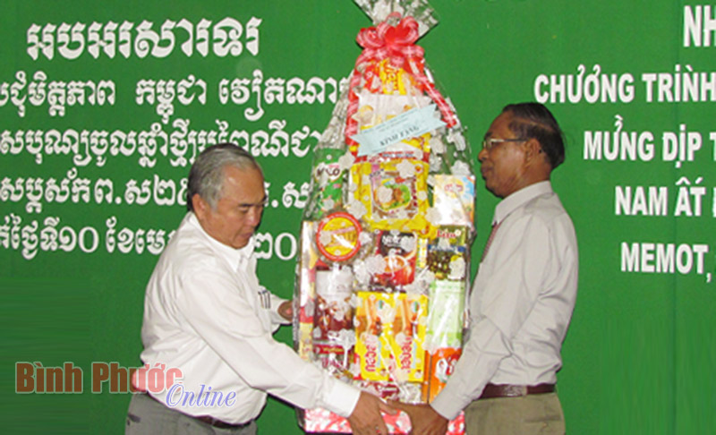 Đo&agrave;n đại biểu một số huyện của tỉnh B&igrave;nh Phước v&agrave; T&acirc;y Ninh ch&uacute;c tết Ch&ocirc;l Chnăm Thm&acirc;y tại Mi Mốt