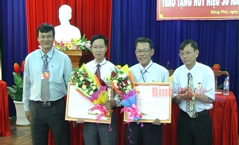 Đồng Ph&uacute;: Trao Huy hiệu 30 năm tuổi đảng cho hai c&aacute;n bộ