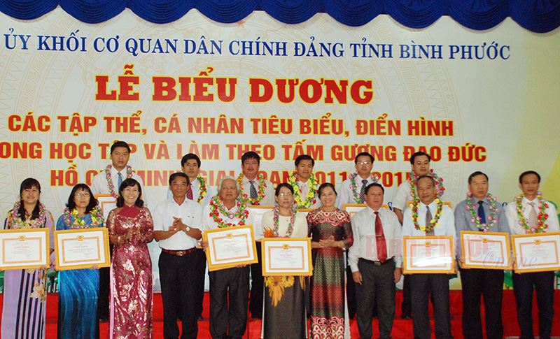 Huyện Hớn Quản v&agrave; Đảng ủy Khối cơ quan d&acirc;n ch&iacute;nh đảng, Khối doanh nghiệp tuy&ecirc;n dương điển h&igrave;nh &ldquo;Học v&agrave; l&agrave;m theo B&aacute;c&rdquo;