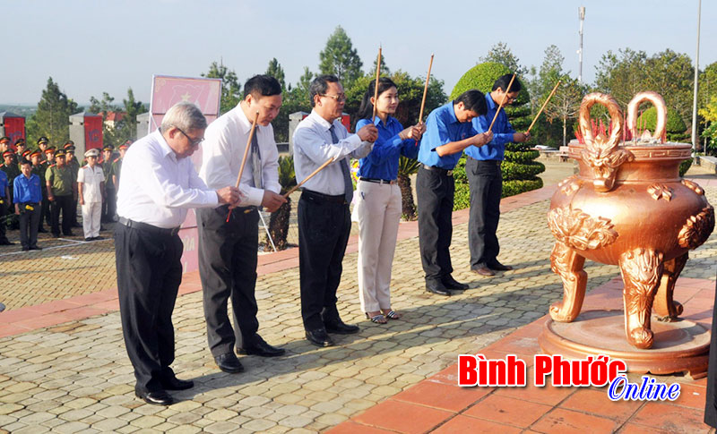 Tr&ecirc;n 500 đo&agrave;n vi&ecirc;n thanh ni&ecirc;n d&acirc;ng hương tri &acirc;n c&aacute;c anh h&ugrave;ng liệt sĩ