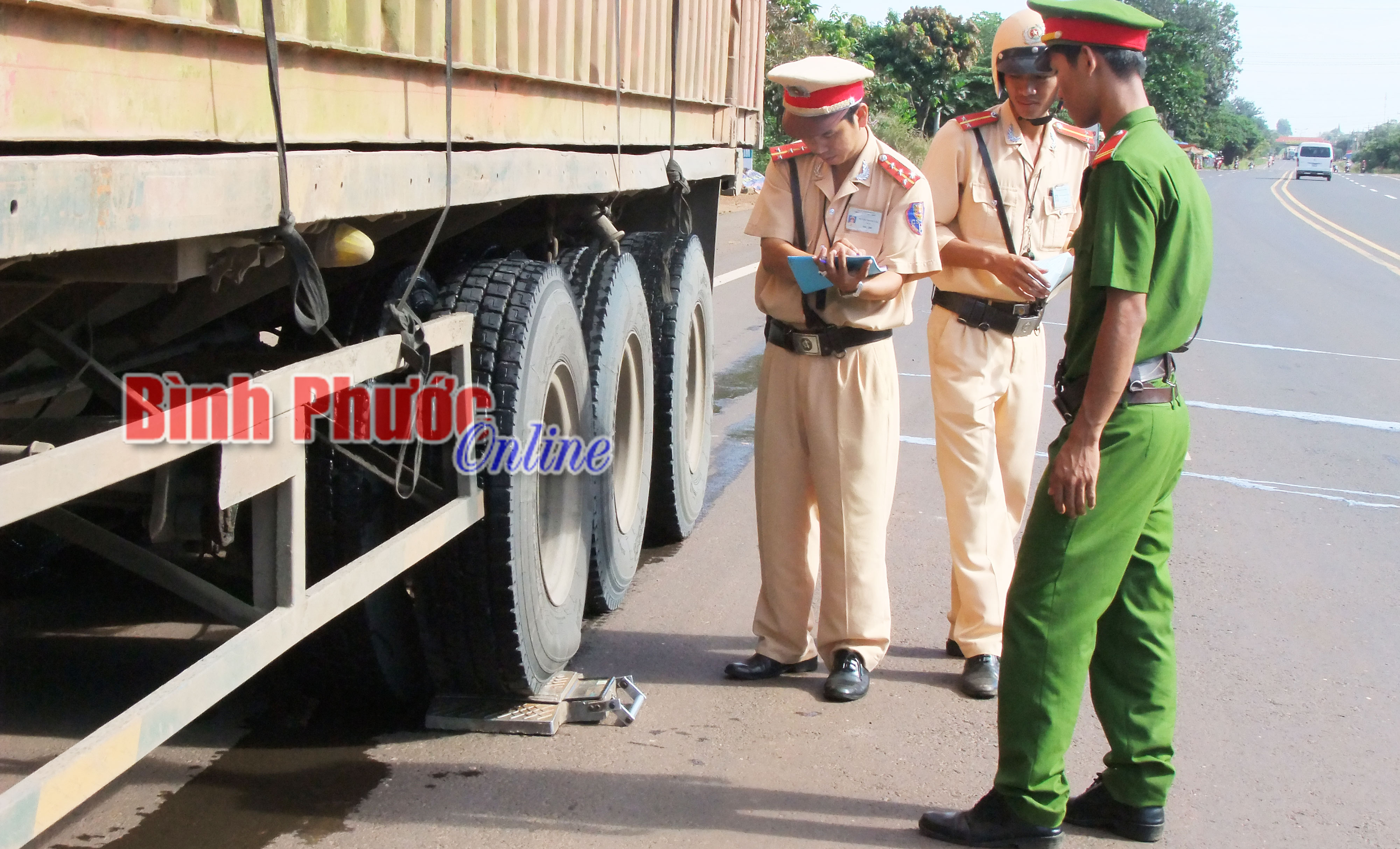 Tăng cường xử l&yacute; nghi&ecirc;m xe qu&aacute; khổ, qu&aacute; tải