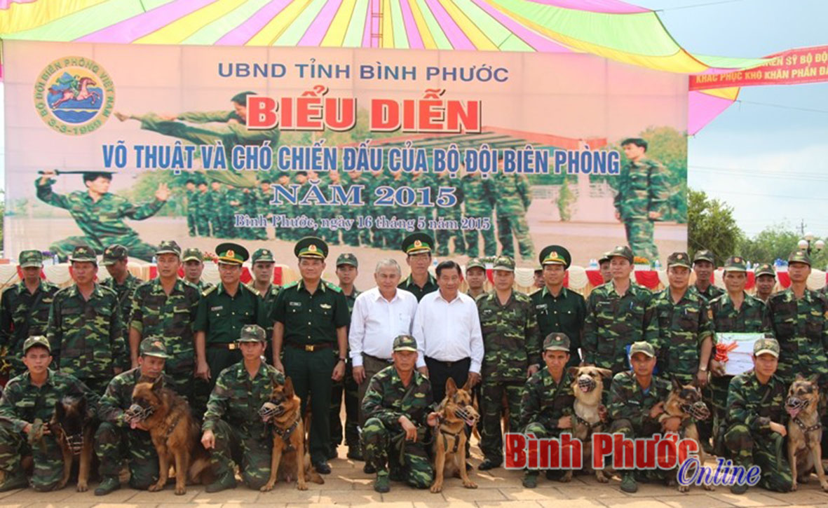 M&atilde;n nh&atilde;n với tr&igrave;nh diễn v&otilde; thuật v&agrave; ch&oacute; nghiệp vụ của Bộ đội bi&ecirc;n ph&ograve;ng B&igrave;nh Phước