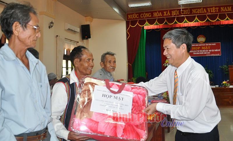 Gắn c&aacute;c phong tr&agrave;o thi đua y&ecirc;u nước với thực hiện nghị quyết đại hội đảng