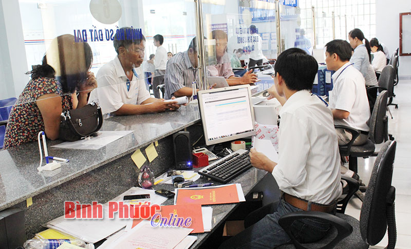 C&ocirc;ng chức l&agrave;m việc tại bộ phận tiếp nhận v&agrave; trả kết quả