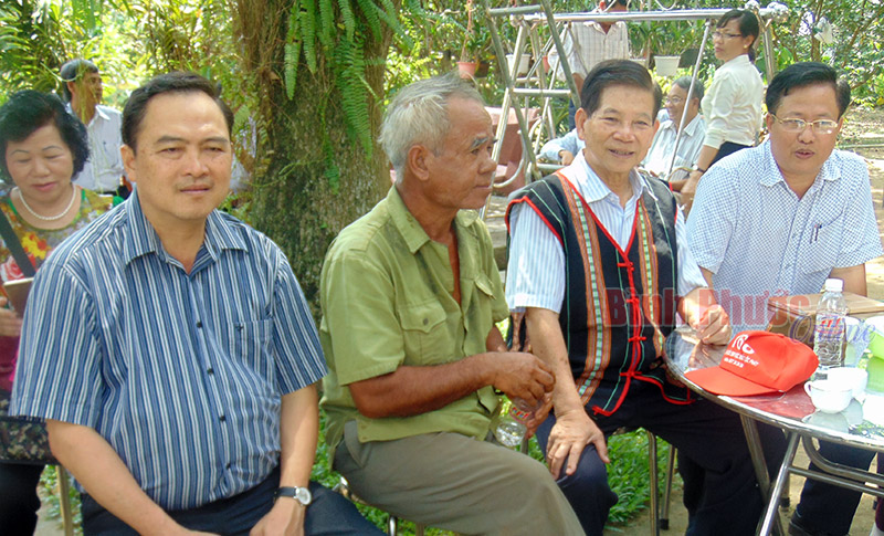 Gi&agrave; l&agrave;ng ti&ecirc;u biểu B&ugrave; Đăng thăm nguy&ecirc;n Chủ tịch nước Nguyễn Minh Triết