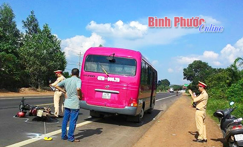 Xỉn rượu t&ocirc;ng v&agrave;o xe kh&aacute;ch