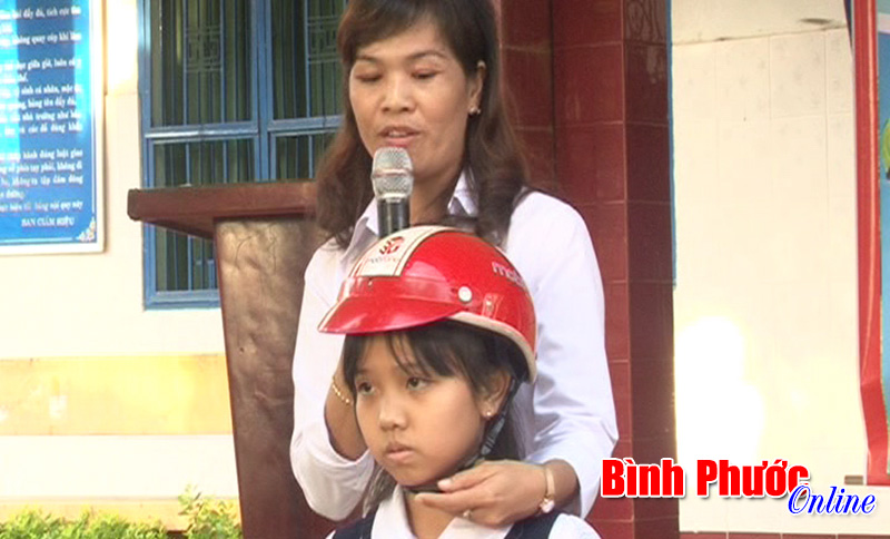 Học sinh trường tiểu học An Lộc A đồng hành với mũ bảo hiểm