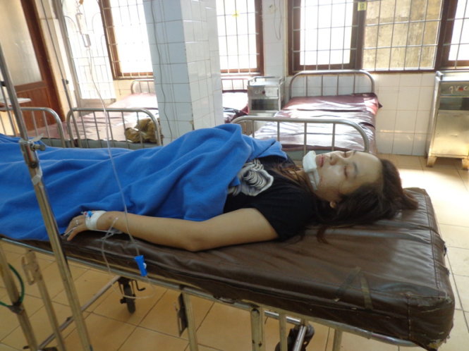 Tài xế, phụ xe dính chặt vào cabin trong vụ tai nạn thảm khốc