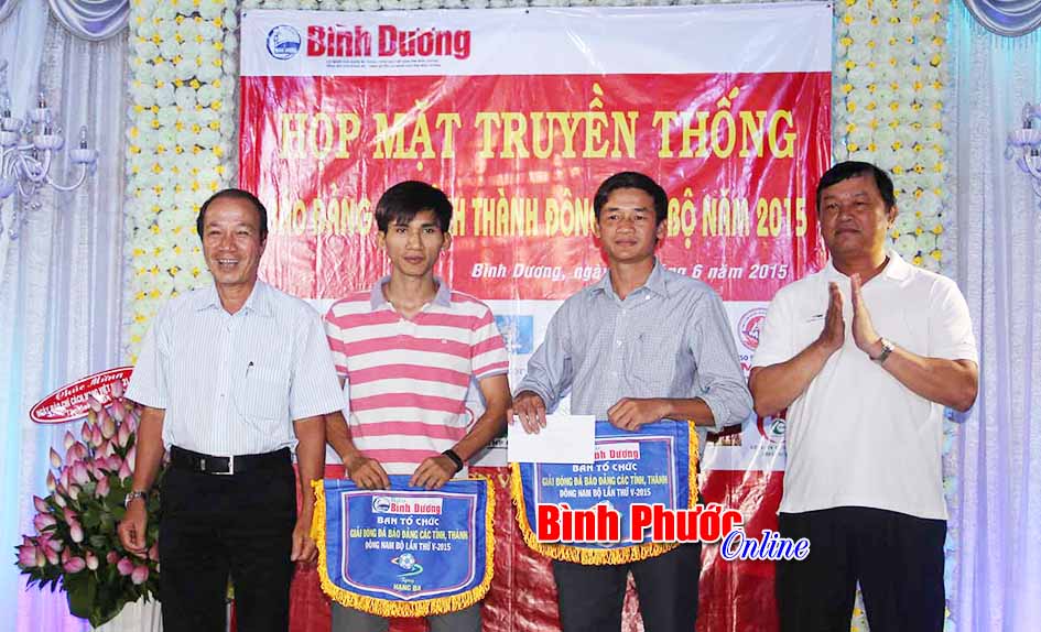 Phóng viên thường trú đoạt giải nhất bóng đá báo Đảng khu vực Đông Nam bộ