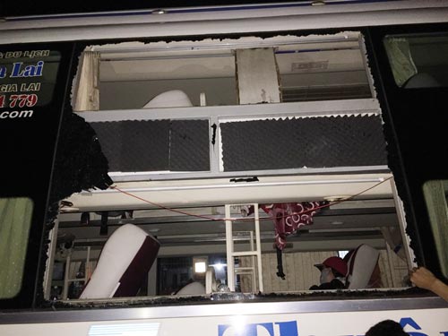 Đắk Nông: Xe khách bị ném đá, tài xế có nguy cơ hỏng mắt 