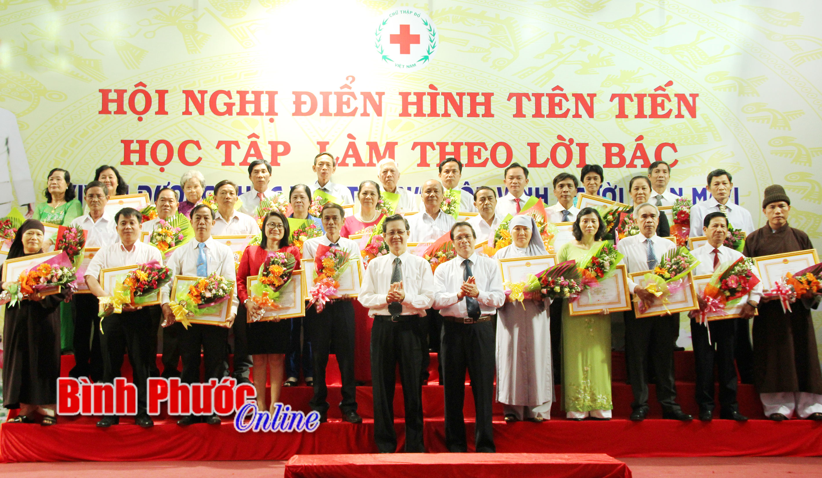 Tuyên dương 92 tập thể, cá nhân điển hình tiên tiến, hoa việc thiện, người hiến máu nhân đạo