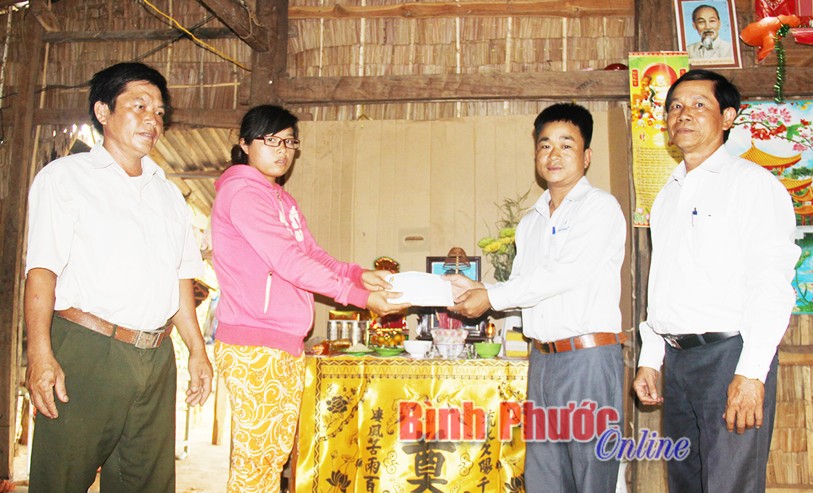 Trao tiền bảo hiểm tai nạn người sử dụng điện ở Thanh Hòa