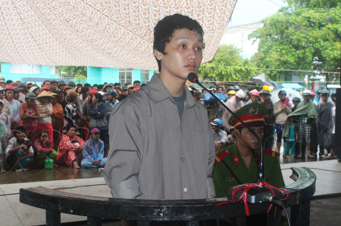 Nghịch tử b&igrave;nh thản khai nhận giết mẹ giấu x&aacute;c v&agrave;o lu