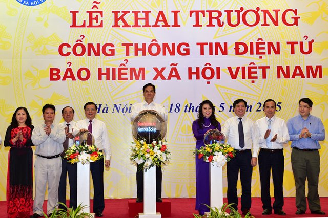 Thủ tướng nhấn n&uacute;t khai trương Cổng TTĐT Bảo hiểm x&atilde; hội Việt Nam