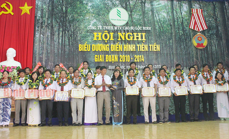 Khen thưởng phải l&agrave; động lực ph&aacute;t triển v&agrave; x&acirc;y dựng con người mới