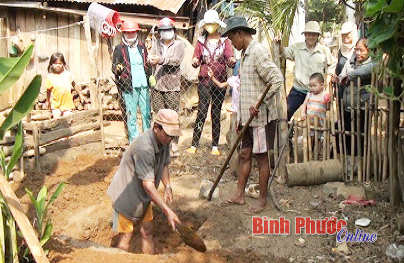Thị trấn Đức Phong đồng loạt ra qu&acirc;n dọn vệ sinh ch&agrave;o mừng đại hội Đảng c&aacute;c cấp