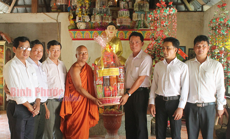 L&atilde;nh đạo Ban D&acirc;n vận tỉnh ủy thăm v&agrave; tặng qu&agrave; c&aacute;c ch&ugrave;a Khơme nh&acirc;n tết Ch&ocirc;l Chnăm Thm&acirc;y