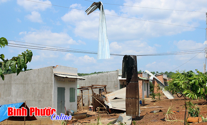 Lốc xoáy tốc mái 33/61 căn nhà ở ấp Thạch Màng