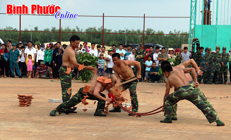 M&atilde;n nh&atilde;n với tr&igrave;nh diễn v&otilde; thuật v&agrave; ch&oacute; nghiệp vụ của bộ đội bi&ecirc;n ph&ograve;ng