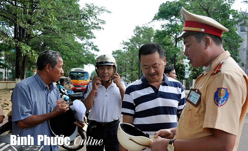 Đội mũ bảo hiểm thế nào cho đúng?