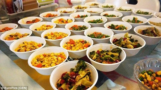 Xa nhà 1 năm, chồng nấu sẵn hơn 1.000 món ăn dự trữ cho vợ