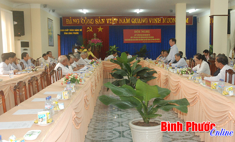 C&aacute;n bộ hưu tr&iacute; đ&oacute;ng g&oacute;p &yacute; kiến v&agrave;o văn kiện đại hội đảng c&aacute;c cấp