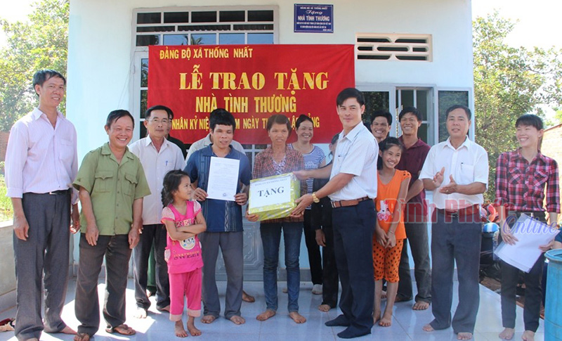 Đảng bộ x&atilde; Thống Nhất trao tặng nh&agrave; t&igrave;nh thương