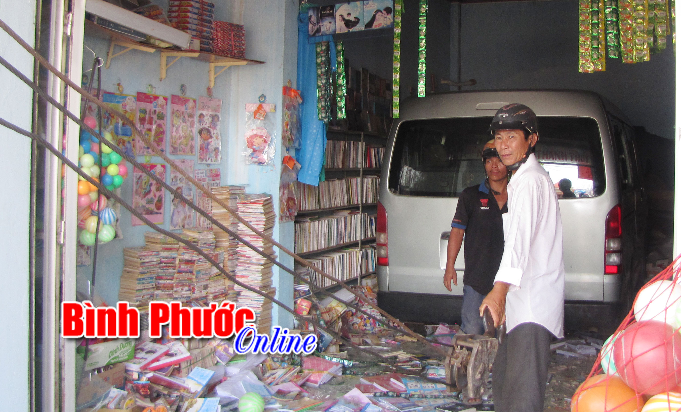 Tài xế say xỉn lao xe vào nhà dân