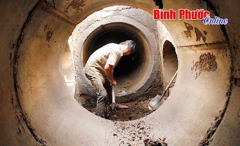 Nhọc nhằn nghề nạo vét cống