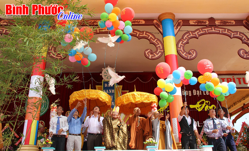Phật tử B&igrave;nh Phước h&acirc;n hoan mừng đại lễ Phật đản