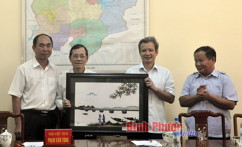 Ph&oacute; chủ tịch UBND tỉnh Phạm Văn T&ograve;ng: Tiếp v&agrave; l&agrave;m việc với đo&agrave;n c&ocirc;ng t&aacute;c của tỉnh Thừa Thi&ecirc;n - Huế