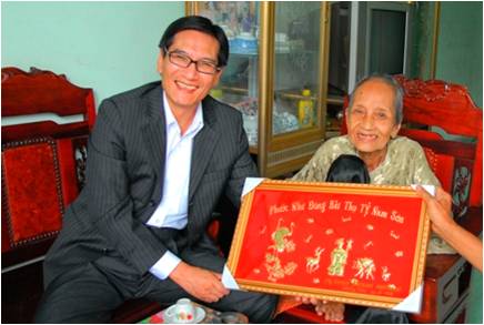 Hiệp hội Kỷ lục thế giới công nhận cụ Nguyễn Thị Trù lớn tuổi nhất thế giới