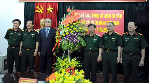 Chủ tịch MTTQ ch&uacute;c mừng những người l&agrave;m b&aacute;o trong LLVT