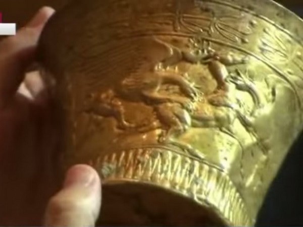 Phát hiện chiếc cóng bằng vàng khối 2.400 năm tuổi tại Nga