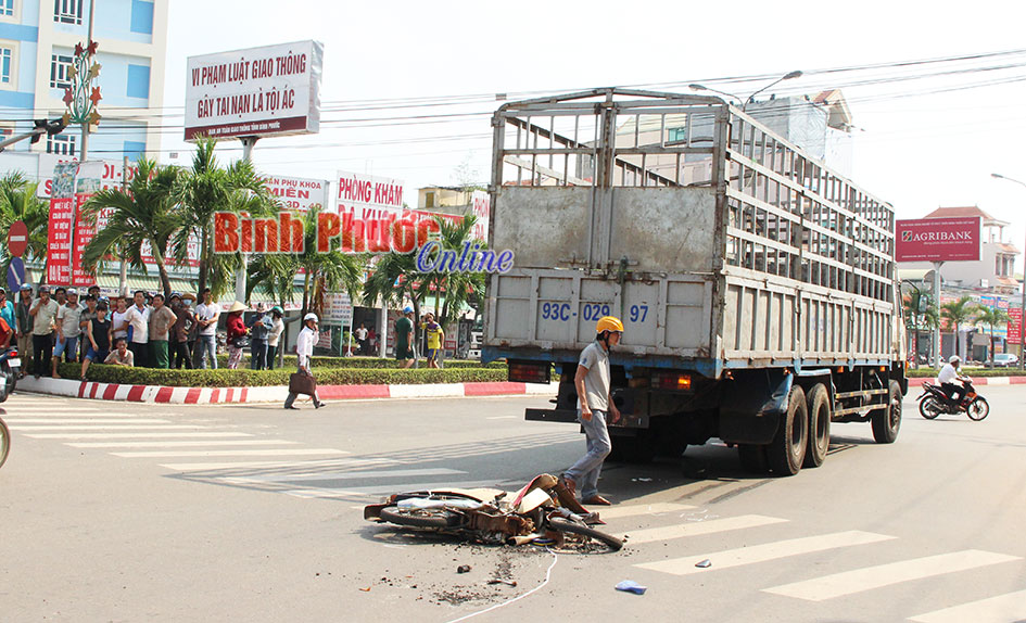 Người phụ nữ bị ô tô tải tông chết tại vòng xoay thị xã Đồng Xoài