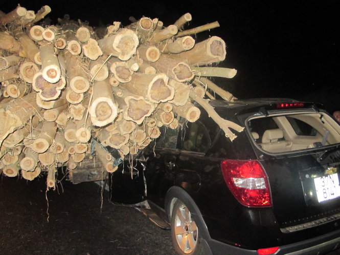 Cắm đầu xe hơi vô đuôi xe tải, tài xế chết tại chỗ