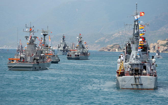 Hải quân Việt Nam duyệt đội hình trên biển