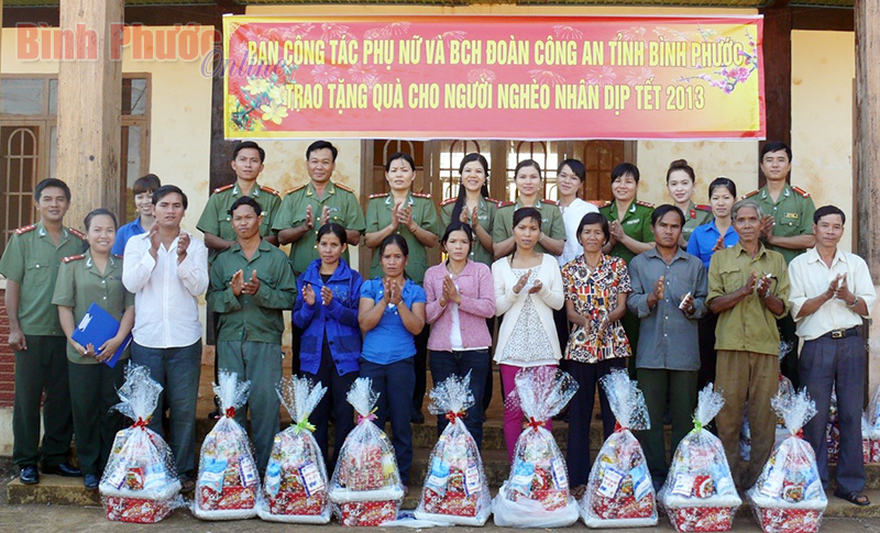 Đoàn thanh niên Công an tỉnh: Vận động trao tặng 9.612 phần quà cho hộ nghèo, gia đình chính sách