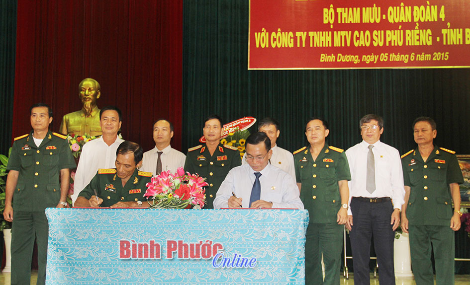 Kết nghĩa giữa Bộ Tham mưu Qu&acirc;n đo&agrave;n 4 v&agrave; C&ocirc;ng ty TNHH MTV Cao su Ph&uacute; Riềng