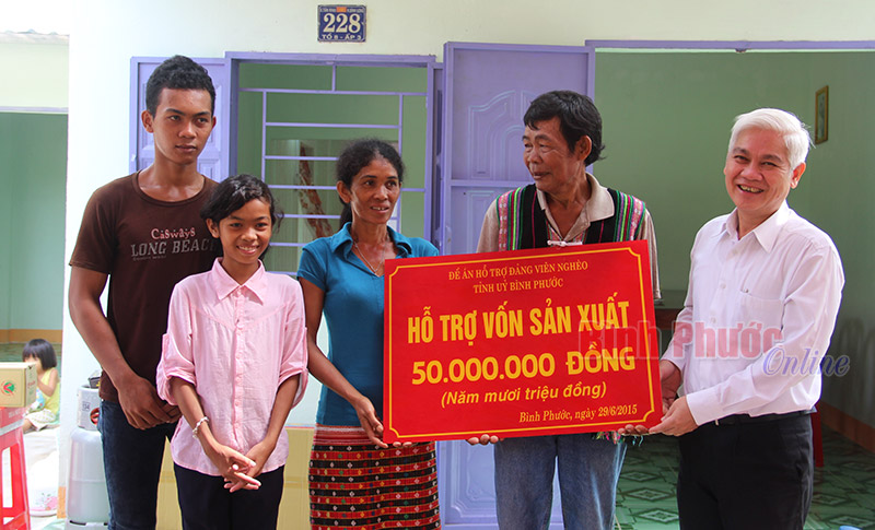 Tỉnh ủy b&agrave;n giao nh&agrave; t&igrave;nh nghĩa cho đảng vi&ecirc;n ngh&egrave;o