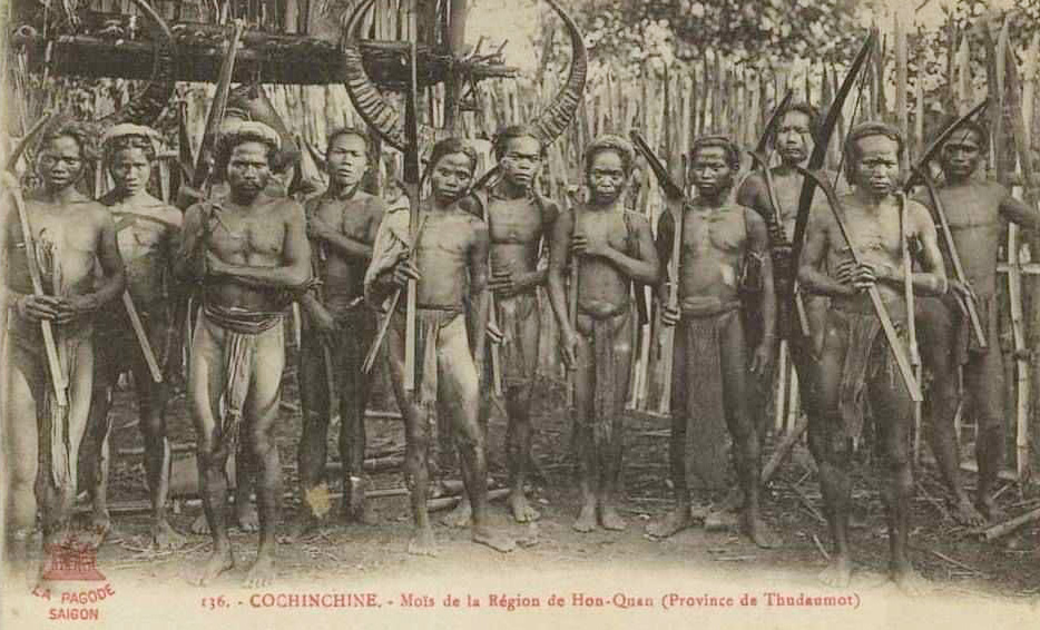 Trang phục của đồng b&agrave;o X&ecirc;ti&ecirc;ng xưa