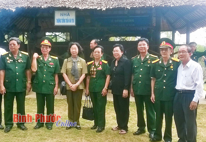 D&acirc;ng hương tưởng niệm 19 năm ng&agrave;y mất Thượng tướng Trần Văn Tr&agrave;