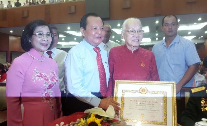 T&ocirc;n vinh những đảng vi&ecirc;n bền bỉ, ki&ecirc;n trung