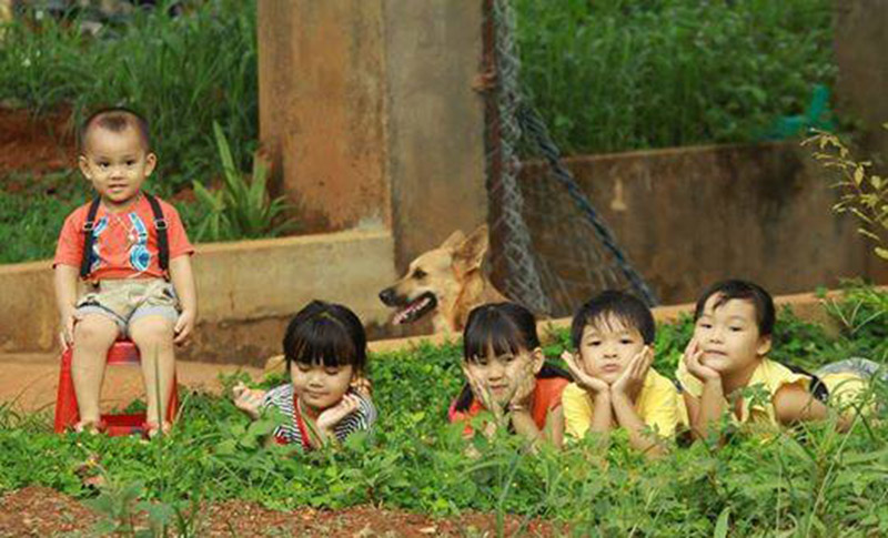 Trẻ em n&ocirc;ng th&ocirc;n đang thiếu s&acirc;n chơi