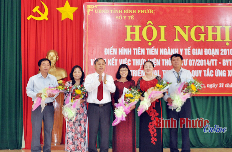 Tôn vinh 3 tập thể, 8 cá nhân điển hình tiên tiến ngành y tế