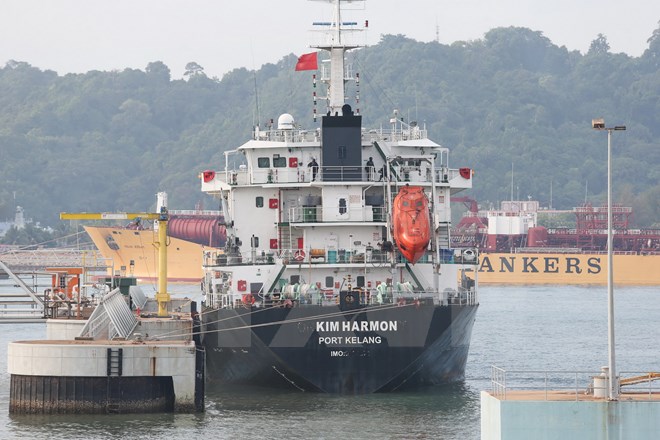 Cảnh s&aacute;t Việt Nam t&oacute;m gọn 8 kẻ cướp t&agrave;u chở xăng của Malaysia