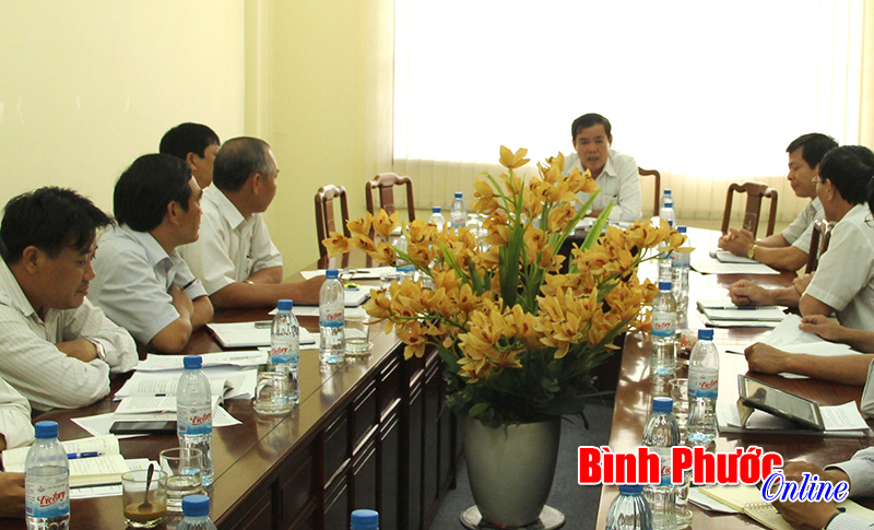 UBND tỉnh giải quyết vướng mắc thi c&ocirc;ng QL13 v&agrave; cấp GCNQSDĐ cho doanh nghiệp