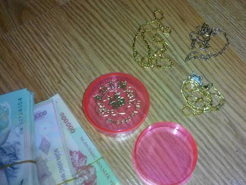 T&oacute;m nữ đạo ch&iacute;ch chuy&ecirc;n ch&ocirc;m t&agrave;i sản trong c&aacute;c đ&aacute;m cưới